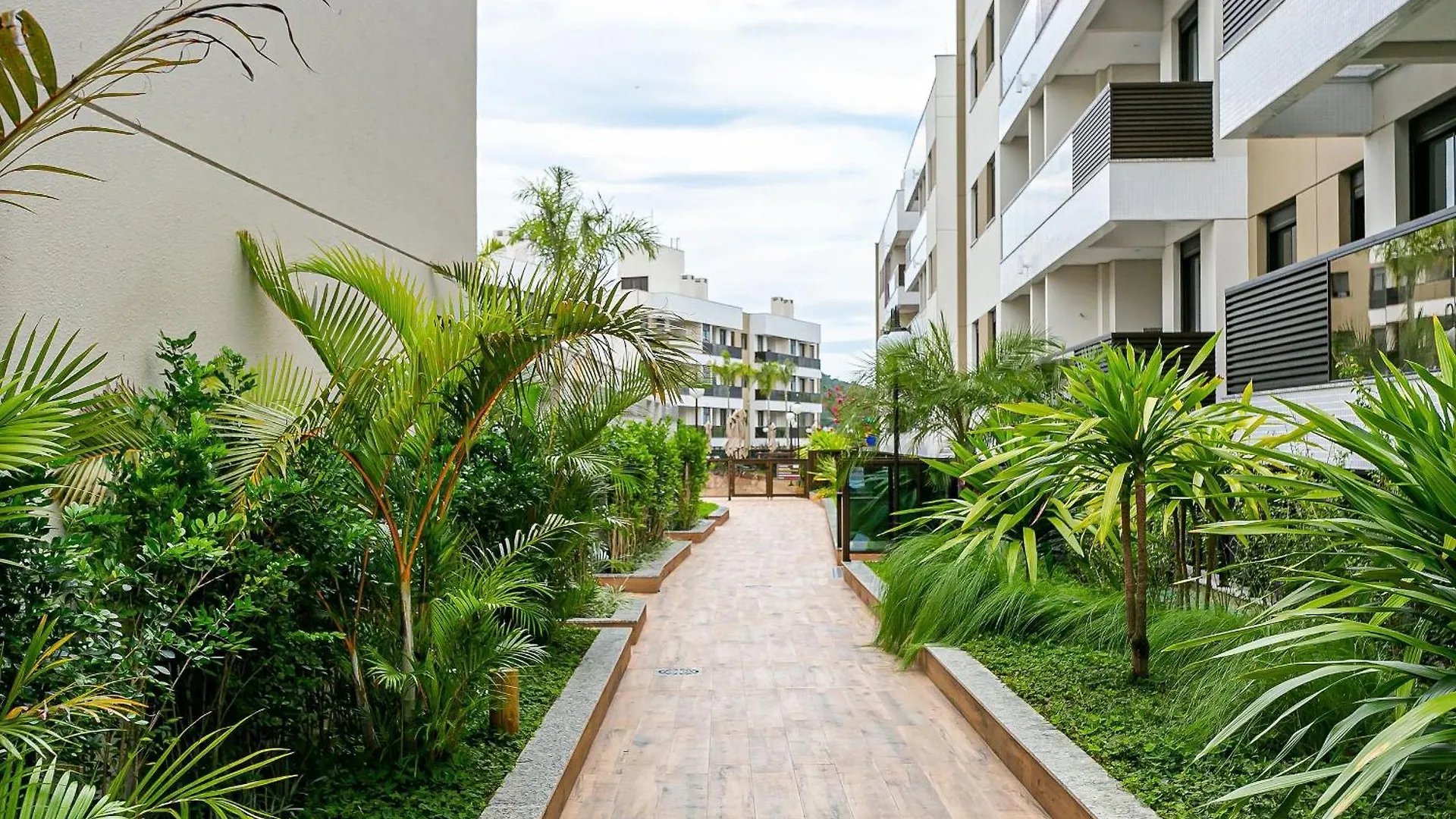 Apartamentos C/ Piscinas A 240M Do Mar Floripa-Sc Adc Florianópolis Brasil