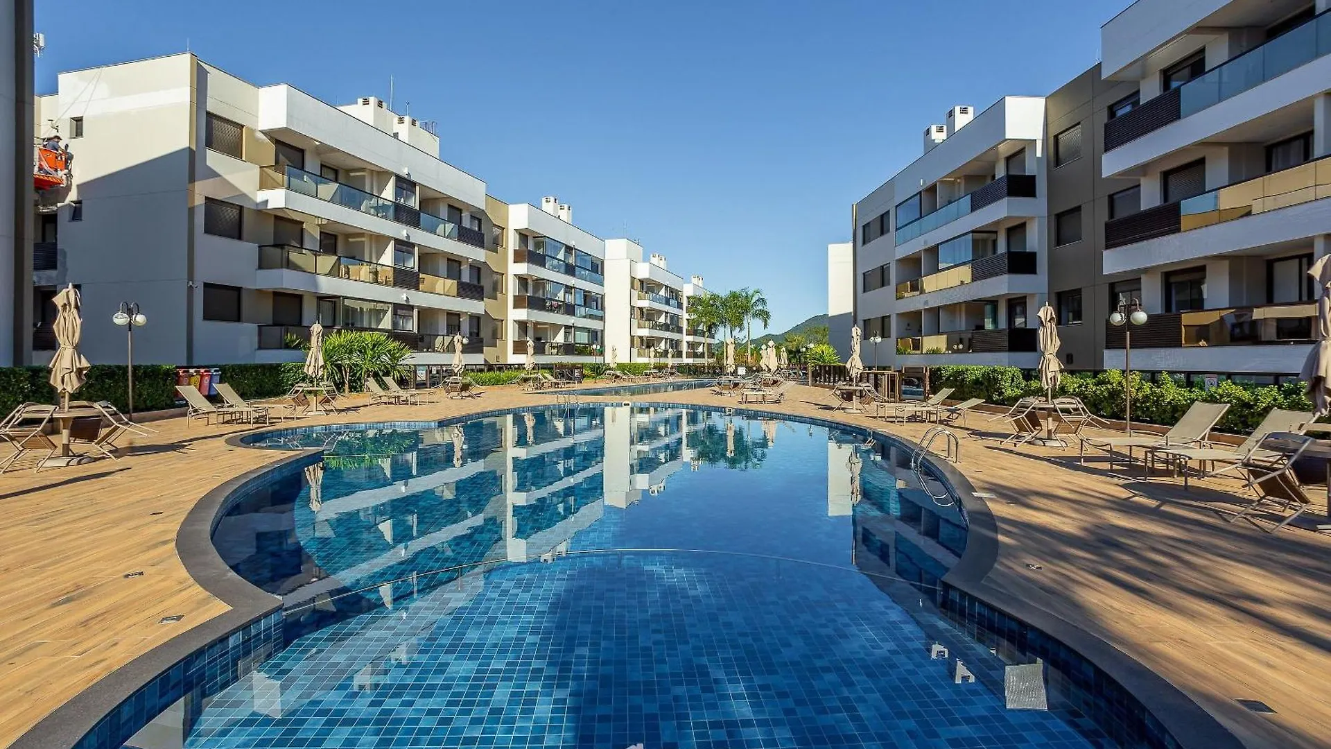 Apartamentos C/ Piscinas A 240M Do Mar Floripa-Sc Adc Florianópolis Brasil